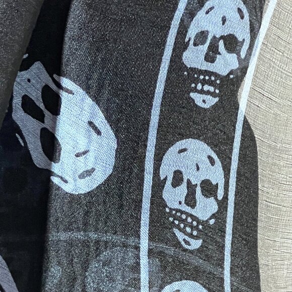 Alexander McQueen Silk Large Iconic Skull Scarf Shawl Black White - Picture 4 of 8